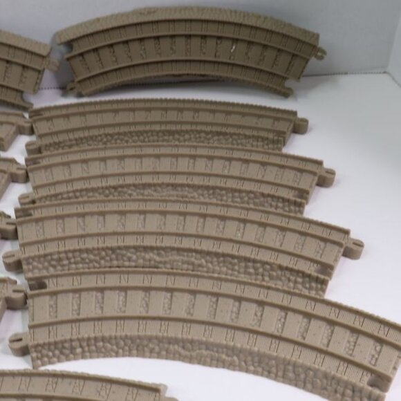 Lot 32 Thomas the Train Track Set With Bridge Supports Plastic - Picture 6 of 10